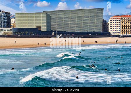 Surf sur la plage de la Zurriola, en arrière-plan Palais Kursaal, Centro Kursaal Elkargunea, Donostia, San Sebastian, pays Basque, Espagne, Europe. La Banque D'Images