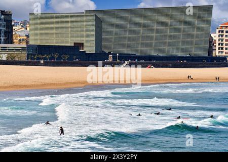 Surf sur la plage de la Zurriola, en arrière-plan Palais Kursaal, Centro Kursaal Elkargunea, Donostia, San Sebastian, pays Basque, Espagne, Europe. La Banque D'Images