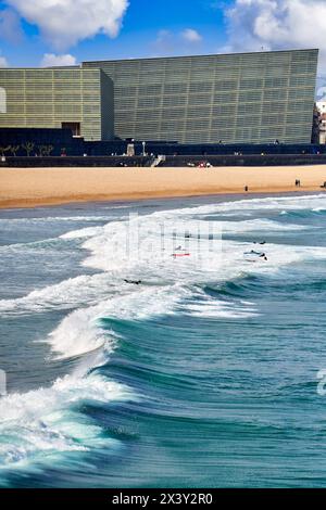 Surf sur la plage de la Zurriola, en arrière-plan Palais Kursaal, Centro Kursaal Elkargunea, Donostia, San Sebastian, pays Basque, Espagne, Europe. La Banque D'Images