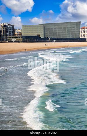 Surf sur la plage de la Zurriola, en arrière-plan Palais Kursaal, Centro Kursaal Elkargunea, Donostia, San Sebastian, pays Basque, Espagne, Europe. La Banque D'Images