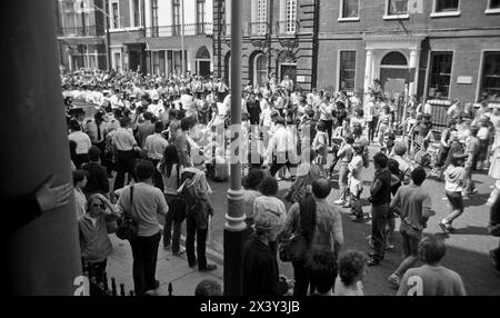 Londres, Royaume-Uni. 9 juin 1984. Affrontement entre la police et des activistes non violents à action directe bloquant les rues menant à Grosvenor Square, Londres, le 9 juin 1984. L'action était en réponse à la visite du président américain Ronald Reagan au Sommet économique mondial de Londres et au déploiement de missiles de croisière américains au Royaume-Uni. La manifestation a coïncidé avec le rassemblement de missiles anti-croisière du CND à Trafalgar Square. Londres. Grosvenor Square était l'emplacement de l'ambassade américaine au Royaume-Uni au moment de la manifestation. Banque D'Images