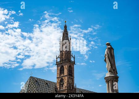 Cathédrale de l'Assomption de Marie et monument à Walther von der Vogelweide par Heinrich Natter, Bolzano, Tyrol du Sud, Italie. Banque D'Images