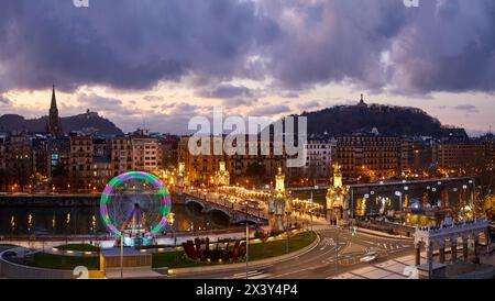 Vue de la ville de Tabakalera, Pont Maria Cristina, grande roue, Noël, Donostia, San Sebastian, Gipuzkoa, Pays Basque, Espagne, Europe Banque D'Images