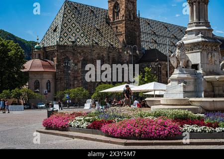 Dom Maria Himmelfahrt, Bozen, Südtirol, Italien Der Dom Maria Himmelfahrt, eine spätgotische Kathedrale und Stadtpfarrkirche, und das Denkmal für Walther von der Vogelweide von Heinrich Natter auf dem Walther-Platz in Bozen, Südtirol, Italien, nur zur redaktionellen Verwendung. La cathédrale de l'Assomption de Marie, une cathédrale gothique tardif et une église paroissiale, et le monument à Walther von der Vogelweide par Heinrich Natter sur la place Walther à Bolzano, Tyrol du Sud, Italie, pour usage éditorial seulement. Banque D'Images