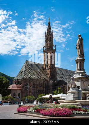 Dom Maria Himmelfahrt, Bozen, Südtirol, Italien Der Dom Maria Himmelfahrt, eine spätgotische Kathedrale und Stadtpfarrkirche, und das Denkmal für Walther von der Vogelweide von Heinrich Natter auf dem Walther-Platz in Bozen, Südtirol, Italien, nur zur redaktionellen Verwendung. La cathédrale de l'Assomption de Marie, une cathédrale gothique tardif et une église paroissiale, et le monument à Walther von der Vogelweide par Heinrich Natter sur la place Walther à Bolzano, Tyrol du Sud, Italie, pour usage éditorial seulement. Banque D'Images