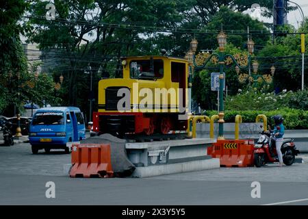 La statue du train au milieu de la ville de Malang Banque D'Images