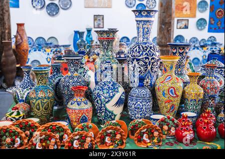 Vases et cruches en céramique ouzbek traditionnels asiatiques colorés dans le magasin de souvenirs oriental à l'atelier de poterie en Ouzbékistan Banque D'Images