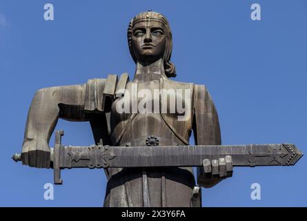 Erevan, Arménie 14 février 2024 : la statue monumentale de la "mère Arménie" dans le parc de la victoire à Erevan, la capitale de l'Arménie Banque D'Images