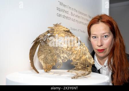 Londres, Royaume-Uni. 29 avril 2024. Artiste Yunus & Eliza avec leur travail 'Becoming', 2023, en avant-première des œuvres d'art pour 'AT the bus', une exposition d'œuvres offertes par des artistes de premier plan pour soutenir la charité, offrant l'art comme thérapie pour les jeunes. L’exposition est ouverte au public du 29 avril au 7 mai dans les galeries Sotheby’s New Bond Street, après quoi les œuvres seront mises en vente dans une vente aux enchères en ligne propulsée par Artsy. Credit : Stephen Chung / Alamy Live News Banque D'Images