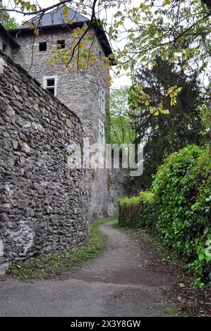 Le château rouge de la cité médiévale de Conflans en Savoie Tarentaise Banque D'Images