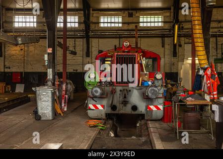 Ancien train pour réparation dans le hall de service Banque D'Images