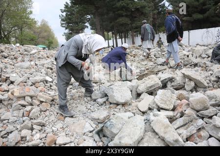 (240429) -- KABOUL, 29 avril 2024 (Xinhua) -- des travailleurs travaillent sur le chantier de construction d'une route à Kaboul, capitale de l'Afghanistan, le 29 avril 2024. Le vice-premier ministre intérimaire afghan chargé des affaires économiques, le mollah Abdul Ghani Baradar, a inauguré trois projets routiers essentiels dans la capitale afghane, Kaboul, a rapporté l'agence de presse étatique Bakhtar. Lancés samedi et mis en œuvre par la municipalité de Kaboul, les projets d’un coût de 950 millions d’afghanis (plus de 13 millions de dollars américains) sont destinés à réduire le chaos de la circulation dans la ville avec environ 6 millions de po Banque D'Images