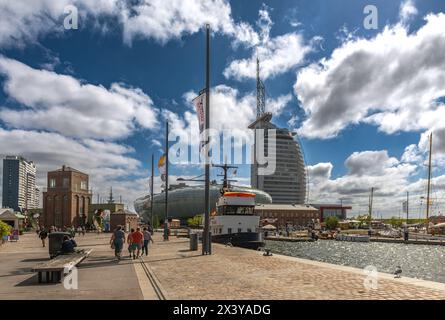 Touristes dans le nouveau quartier maritime des mondes portuaires, Bremerhaven, Brême Banque D'Images