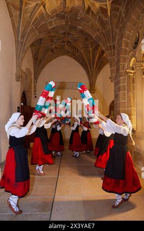 Groupe de danseurs basques, Cloître de l'ancien couvent dominicain (XVIe siècle), Musée San Telmo, Donostia, San Sebastian, Gipuzkoa, pays basque, Espagne, Banque D'Images