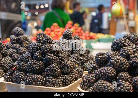 10 août 2023-Vancouver, C.-B., Canada-gros plan sur des boîtes de baies biologiques fraîches colorées exposées dans un marché de producteurs. Banque D'Images