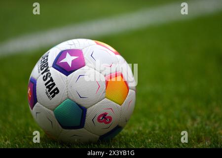 Mainz, Allemagne. 28 avril 2024. Fussball 1. Bundesliga 31. Spieltag 1. FSV Mainz 05 - 1. FC Koeln AM 28.04.2024 in der Mewa Arena in Mainz la réglementation de Derbystar Spielball DFL interdit toute utilisation de photographies comme séquences d'images et/ou quasi-vidéo. Foto : Revierfoto crédit : ddp Media GmbH/Alamy Live News Banque D'Images