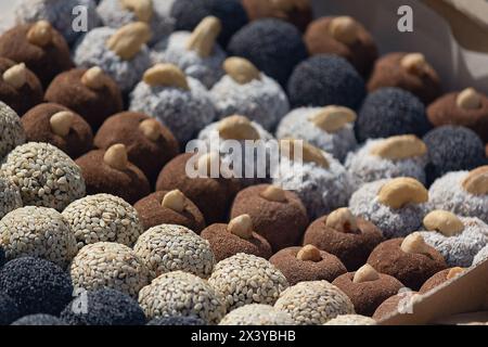 Rangées de gâteaux bio sur le comptoir. Nourriture Banque D'Images