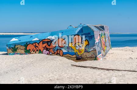 France, Gironde, baie d'Arcachon (bassin d'Arcachon), la teste de Buch, blockhaus de la 2ème Guerre mondiale tombé sur la plage du petit Nice et marqué Banque D'Images