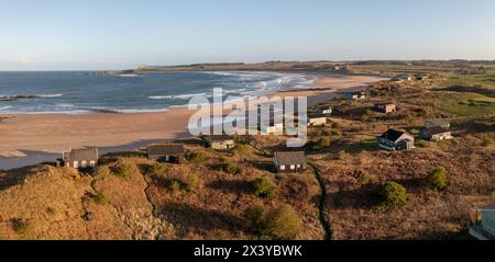 Panorama aérien paysage de cabane de plage isolée avec une vue sur la mer sur les dunes de sable de Northumbrian surplombant Embleton Bay et Dunstanburgh Castle at Banque D'Images