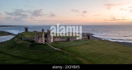 CHÂTEAU DE DUNSTANBURGH, NORTHUMBERLAND, ROYAUME-UNI - 20 AVRIL 2024. Vue panoramique aérienne du paysage au-dessus des ruines médiévales du château de Dunstanburgh au nord Banque D'Images