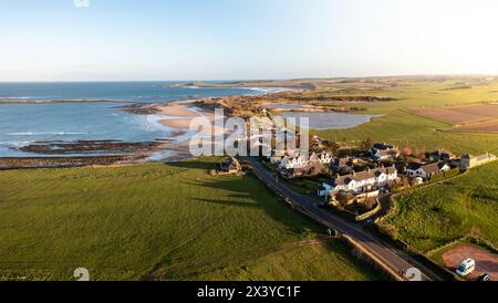 Vue panoramique aérienne du sentier de la côte d'Angleterre le long de la plage d'Embleton Bay au village de Newton-by-the-Sea au coucher du soleil Banque D'Images