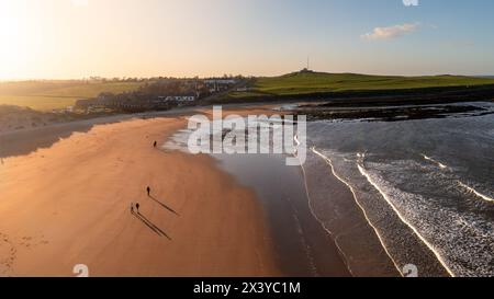 Vue panoramique aérienne du sentier de la côte d'Angleterre le long de la plage d'Embleton Bay au village de Newton-by-the-Sea au coucher du soleil Banque D'Images