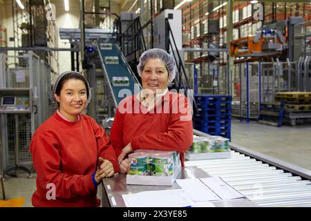 Étiquetage et emballage de légumes en conserve, champignons, industrie de la conserve, agroalimentaire, Centre logistique, Grupo Riberebro, Alfaro, la Rioja, Espagne Banque D'Images