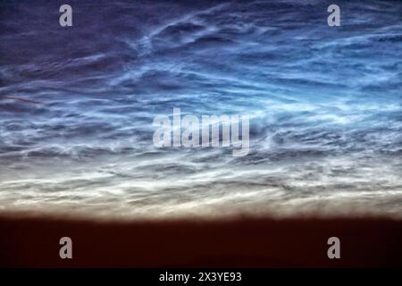 France. Seine et Marne. Région de Coulommiers. Nuages noctilucents visibles dans le ciel au début de la nuit du 21 juin 2021. Ces nuages sont com Banque D'Images
