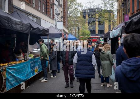 Leather Lane, une rue du centre de Londres avec de nombreux stands proposant de la nourriture de rue tous les jours de la semaine de 10h à 14h. Banque D'Images