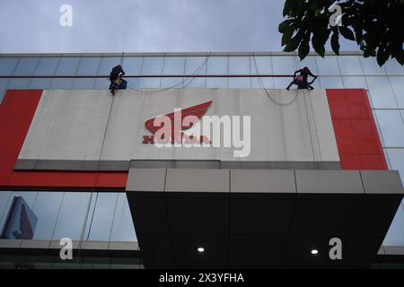 Deux nettoyeurs de vitres du bâtiment travaillaient l'après-midi Banque D'Images