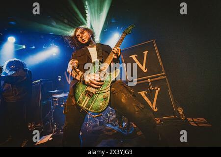 Copenhague, Danemark. 28 avril 2024. Le groupe de nu metal américain Vended donne un concert au Pumpehuset à Copenhague. Ici le guitariste Cole Epseland est vu en direct sur scène. (Crédit photo : Gonzales photo/Alamy Live News Banque D'Images