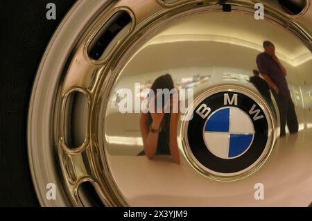 Gros plan de l'enjoliveur BMW brillant avec l'image des photographes dans le reflet. Banque D'Images