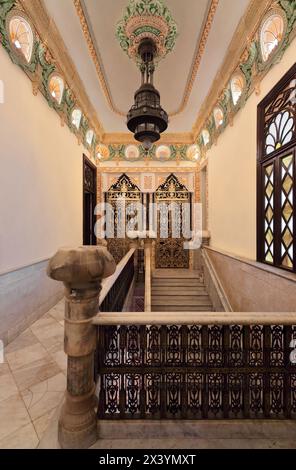 201 portes richement sculptées et chapes de plafond élaborées, palier au premier étage de l'ancien escalier en marbre Palacio de Valle Palace. Cienfuegos-Cuba. Banque D'Images