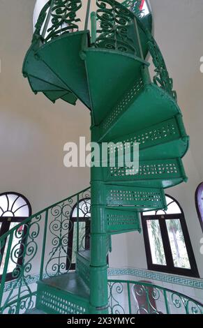 203 vue vers le haut, escalier montant la tourelle-belvédère sur l'ancien Palacio de Valle Palace NW coin, aujourd'hui un restaurant haut de gamme. Cienfuegos-Cuba. Banque D'Images