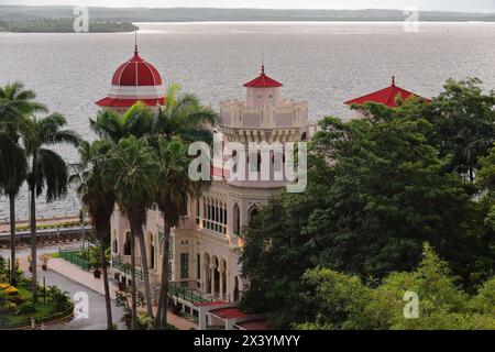 206 façade principale orientée au nord du Palacio de Valle Palace, construit dans un style hispano-mauresque avec d'autres influences architecturales. Cienfuegos-Cuba. Banque D'Images