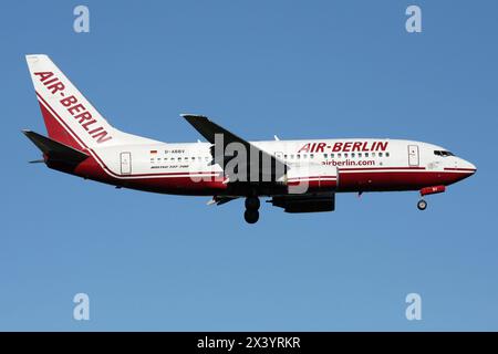 German Air Berlin Boeing 737-700 avec immatriculation d-ABBV en finale pour l'aéroport de Dusseldorf Banque D'Images