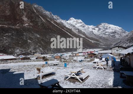 Temps enneigé dans le village de Khambachen sur le chemin de Kanchenjunga (Kangchenjunga), Népal Banque D'Images