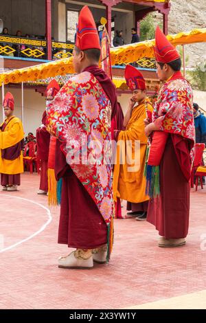 Moines et leurs cornes tibétaines dungchen, festival Takthok Tsechu, Sakti, Ladakh, Inde Banque D'Images