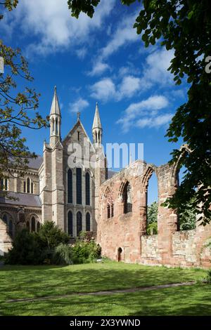 La cathédrale de Worcester illustre une gamme de styles architecturaux allant du normand au perpendiculaire, reconstruite au XIe siècle dans un style roman Banque D'Images