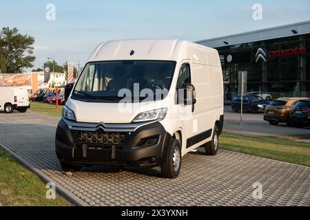 OSTRAVA, TCHÉQUIE - 23 AOÛT 2023 : Citroen Jumper White panel Van (LCV) présenté devant le showroom de la concession Banque D'Images