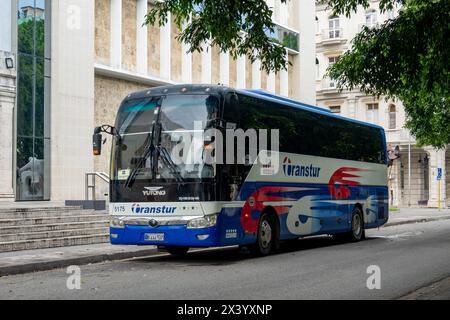 LA HAVANE, CUBA - 28 AOÛT 2023 : Yutong ZK6122H9 bus de la compagnie de transport public Transtur devant pf Museo Nacional de Bellas Artes, la Havane, Cuba Banque D'Images