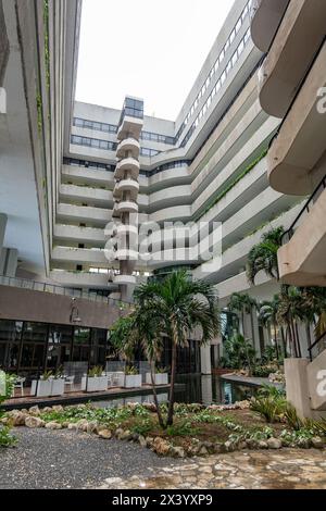 LA HAVANE, CUBA - 27 AOÛT 2023 : Cour de l'hôtel Melia Habana 5 étoiles de luxe à la Havane, Cuba Banque D'Images