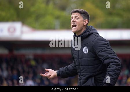 Alex Revell se tenant à côté du terrain pendant le match alors qu'il était entraîneur-chef/entraîneur intérimaire au Stevenage Football Club Banque D'Images