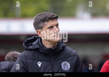 Alex Revell se tenant à côté du terrain pendant le match alors qu'il était entraîneur-chef/entraîneur intérimaire au Stevenage Football Club Banque D'Images