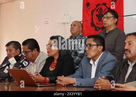 MOUVEMENTS SOCIAUX MARS 1er MAI Quito, lundi 28 avril 2024 Conférence de presse des mouvements sociaux, annonçant le 1er mai, pour la journée des travailleurs, il aura lieu mercredi dans sa propre journée de commémoration Mesias Tatamuez, JosÃ Villavicencio, Marcela Arellano, AndrÃ s Quishpe, Wilson Alvarez, manuel Cuenca photos Rolando Enriquez API Quito Pichincha Équateur POL MOUVEMENTS SOCIAUX MARS 1 MAI 95e36577cca3277a454f0c011f8e0763 Copyright : xROLANDOxENRIQUEZx Banque D'Images