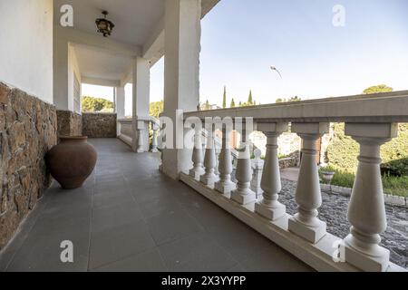 balustrades blanches d'une longue terrasse extérieure terrasse d'une maison individuelle avec un pot en argile avec des fonctions décoratives Banque D'Images