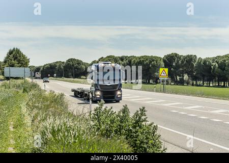 Camion tracteur roulant avec une remorque vide Banque D'Images