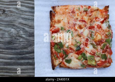 Savoureux et délicieux fromage végétal pain grillé ouvert recouvert de beaucoup de fromage et de poivron, de tomate et d'autres légumes Banque D'Images