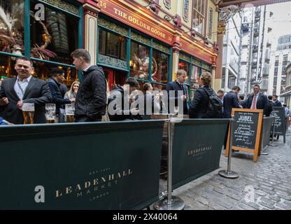 Les hommes d'affaires et les travailleurs de la ville prennent un verre à l'heure du déjeuner au Golden Goose au Leadenhall Market, ville de Londres, Angleterre, Royaume-Uni Banque D'Images