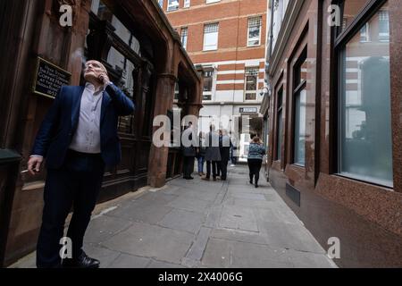 Le Jamaica Wine House, connu localement sous le nom de « Jampot », est situé à St Michael's Alley, Cornhill, au cœur du quartier financier de Londres, en Angleterre Banque D'Images